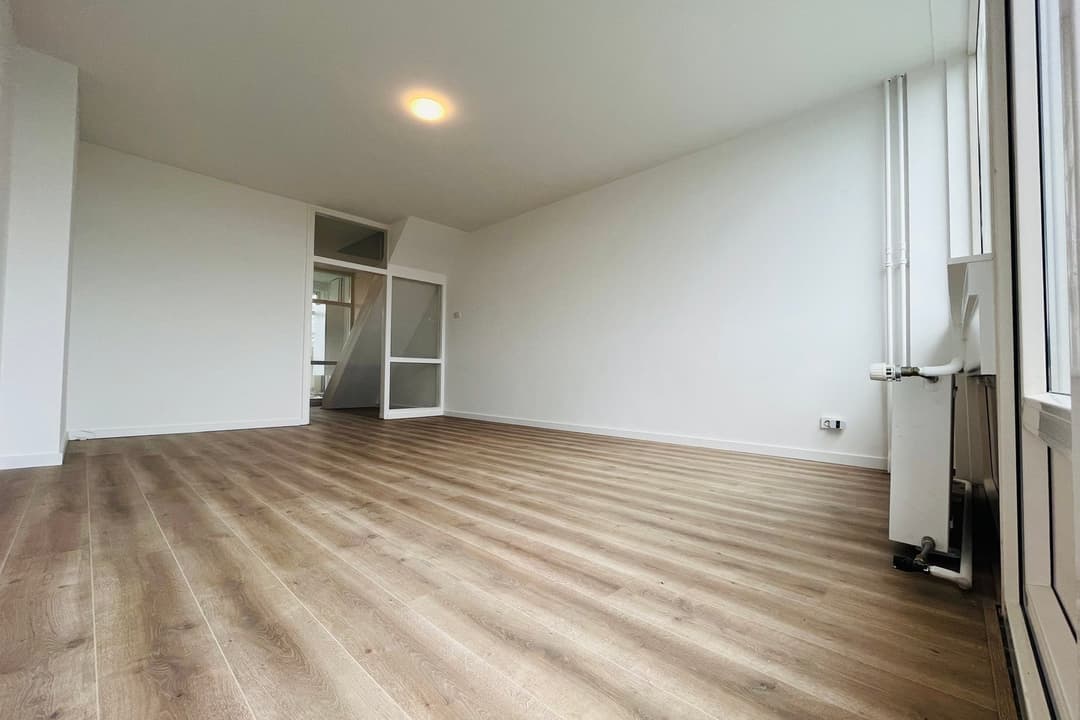 3-Room Apartment NieuwStokroosstraat 199, Den Haag - For Rent